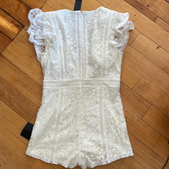 White lace short sleeve romper from Lulu’s. New with tags - Picture 2 of 2